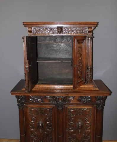 Buffet Deux Corps à Retrait En Noyer XVII
