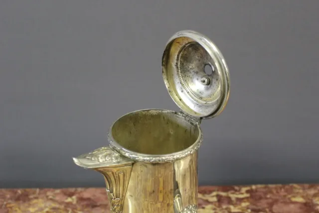 Chocolatière en métal argenté de style Louis XVI