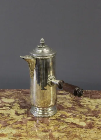 Chocolatière en métal argenté de style Louis XVI
