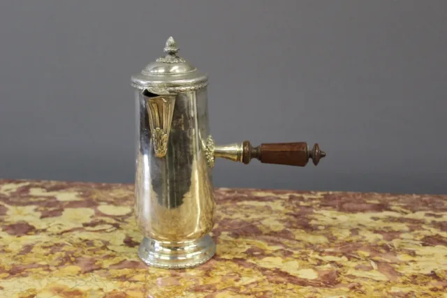 Chocolatière en métal argenté de style Louis XVI