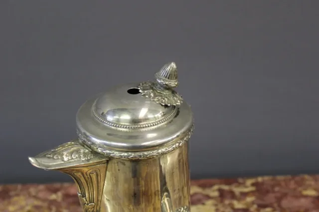 Chocolatière en métal argenté de style Louis XVI