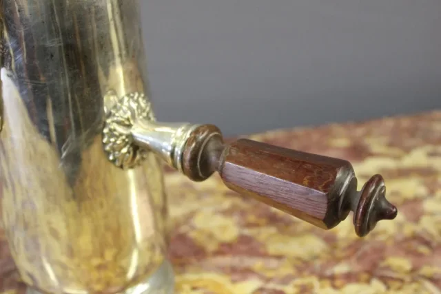 Chocolatière en métal argenté de style Louis XVI