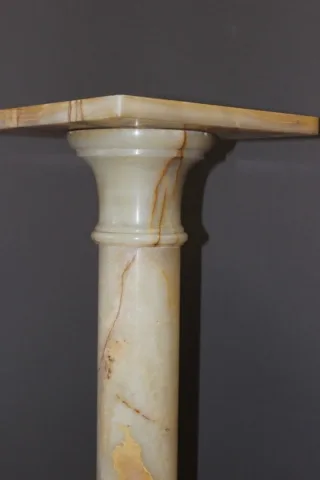 Onyx Presentation Column With Swivel Top