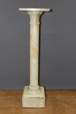 Onyx Presentation Column With Swivel Top