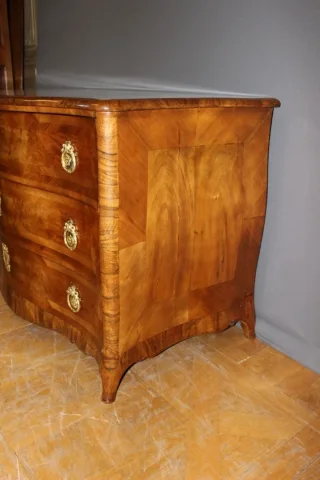 Louis XV Commode In Walnut Marquetry XVIII