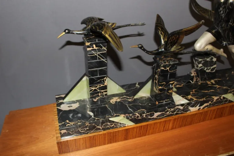 Importante Sculpture d'époque Art Déco La Femme Au Cigognes