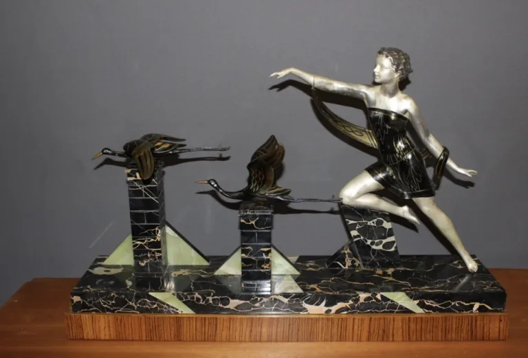 Importante Sculpture d'époque Art Déco La Femme Au Cigognes