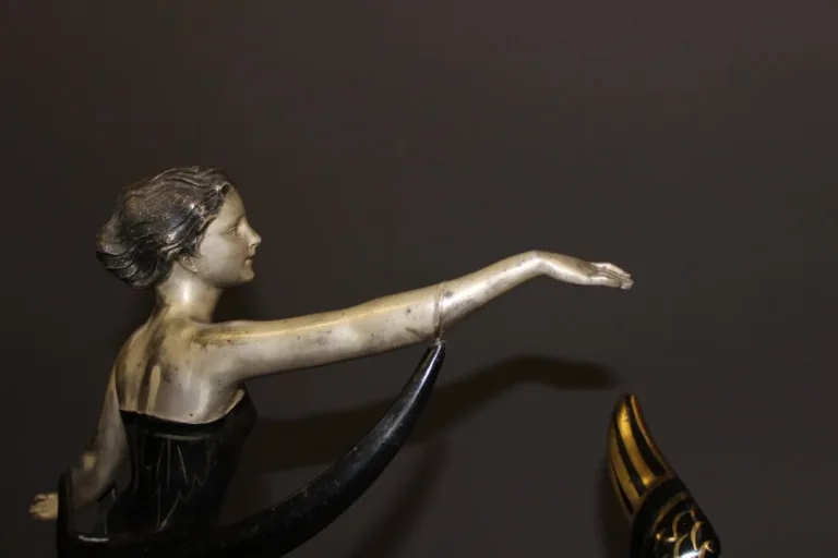 Importante Sculpture d'époque Art Déco La Femme Au Cigognes