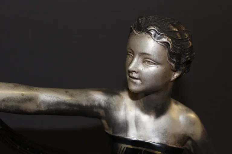 Importante Sculpture d'époque Art Déco La Femme Au Cigognes