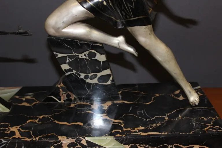 Importante Sculpture d'époque Art Déco La Femme Au Cigognes
