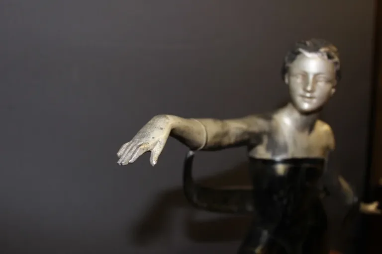 Importante Sculpture d'époque Art Déco La Femme Au Cigognes