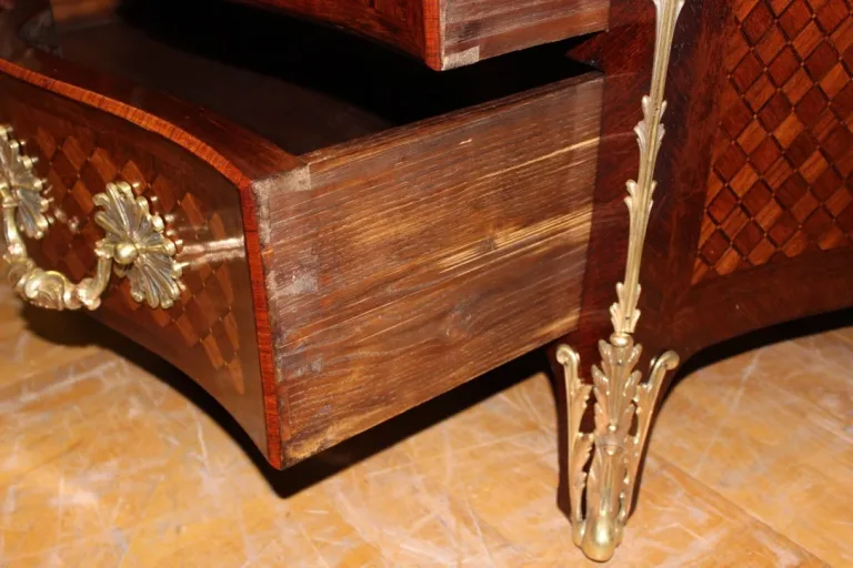 Commode arbalète Louis XIV en marqueterie de cube