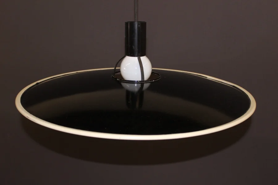 lustre design en tôle noir et blanc édition FLOS