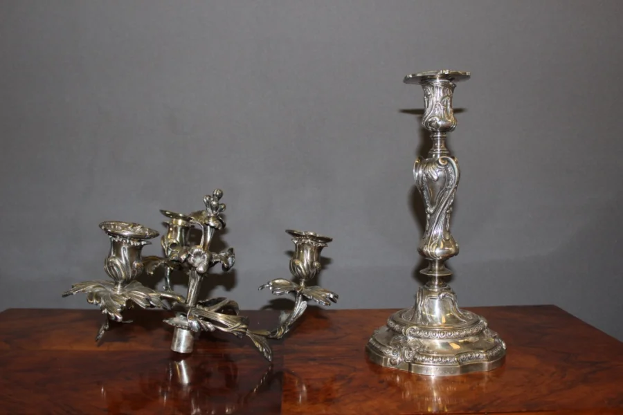 Paire de bougeoirs de style Louis XV en bronze argenté