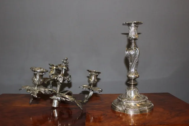 Paire de bougeoirs de style Louis XV en bronze argenté