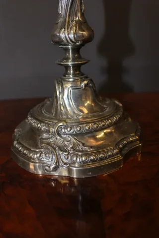 Paire de bougeoirs de style Louis XV en bronze argenté