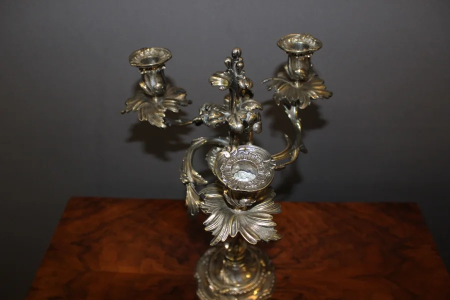 Paire de bougeoirs de style Louis XV en bronze argenté