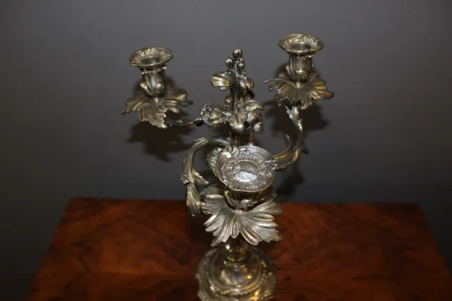 Paire de bougeoirs de style Louis XV en bronze argenté