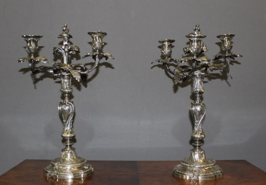 Paire de bougeoirs de style Louis XV en bronze argenté
