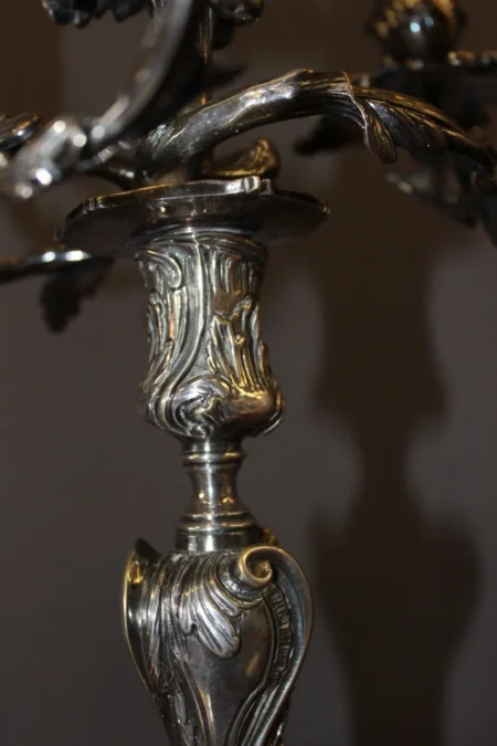 Paire de bougeoirs de style Louis XV en bronze argenté