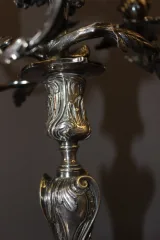 Paire de bougeoirs de style Louis XV en bronze argenté