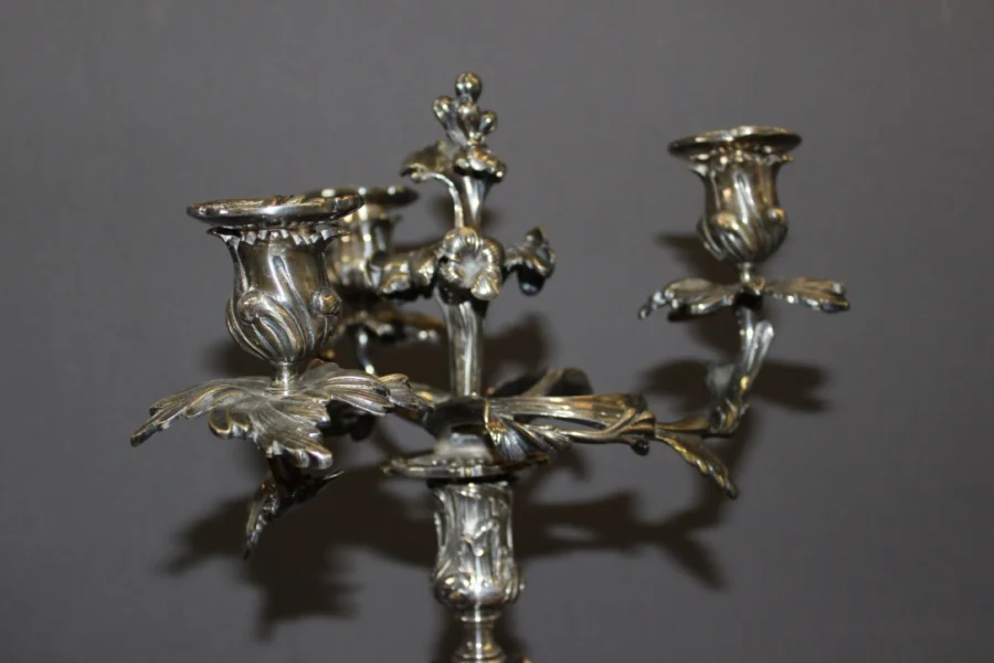 Paire de bougeoirs de style Louis XV en bronze argenté