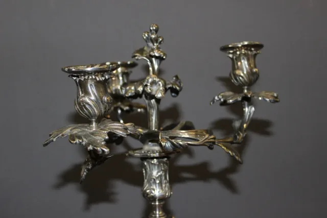 Paire de bougeoirs de style Louis XV en bronze argenté