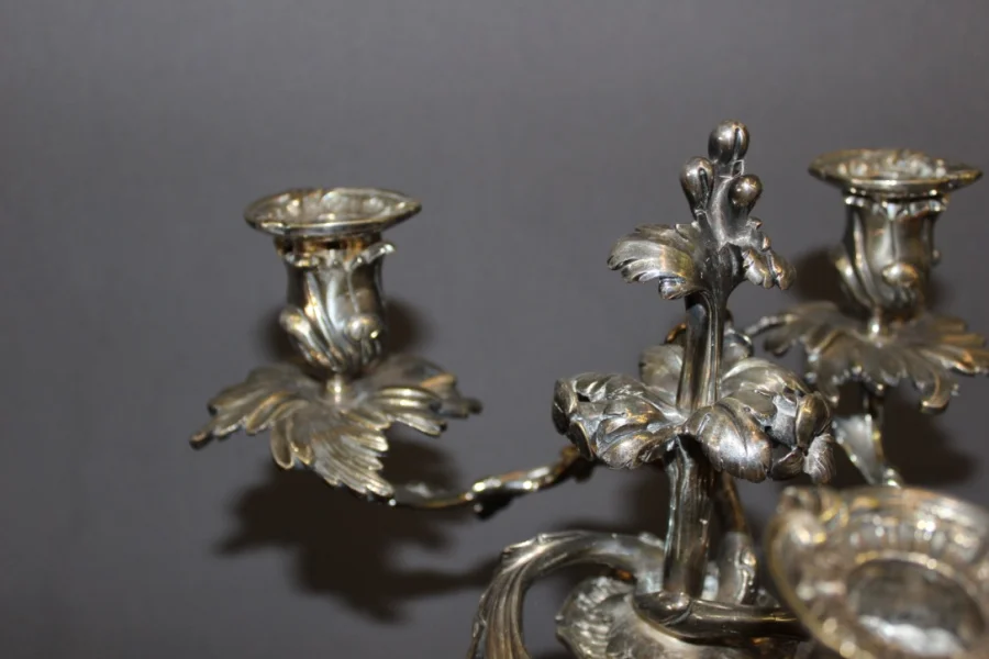 Paire de bougeoirs de style Louis XV en bronze argenté