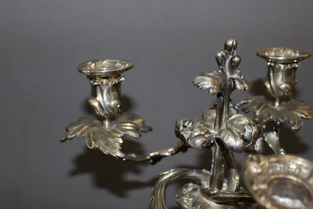 Paire de bougeoirs de style Louis XV en bronze argenté