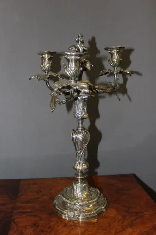 Paire de bougeoirs de style Louis XV en bronze argenté