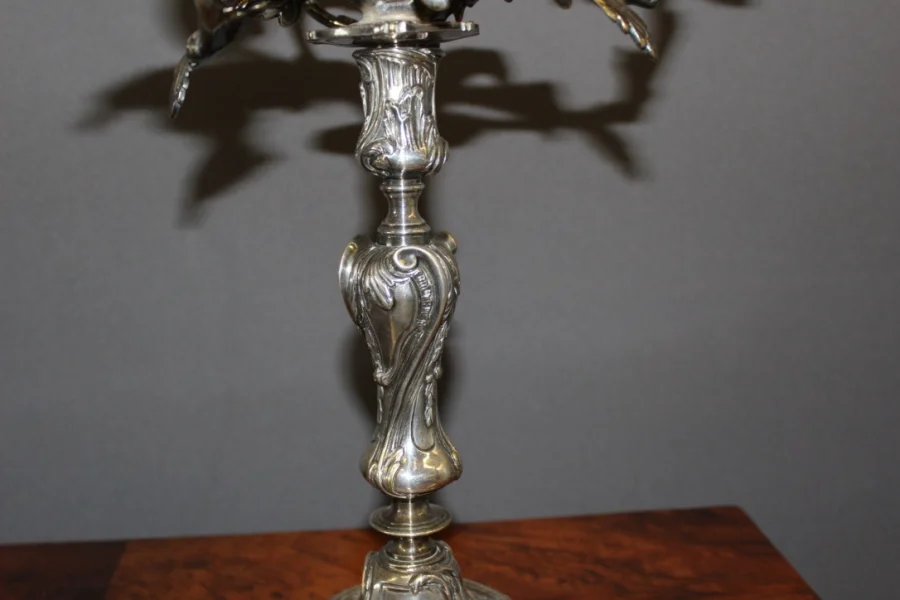 Paire de bougeoirs de style Louis XV en bronze argenté