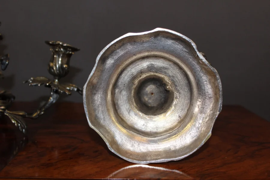 Paire de bougeoirs de style Louis XV en bronze argenté