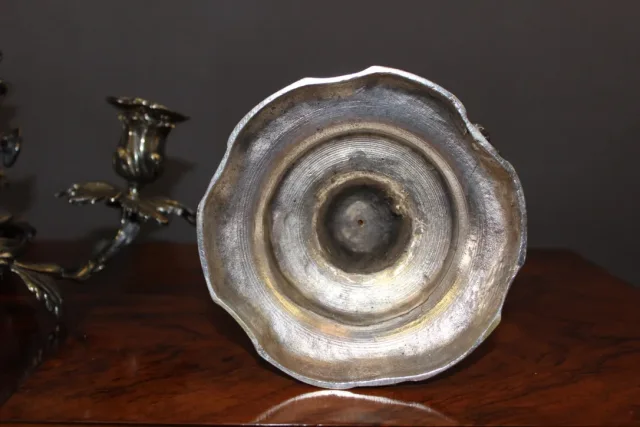 Paire de bougeoirs de style Louis XV en bronze argenté