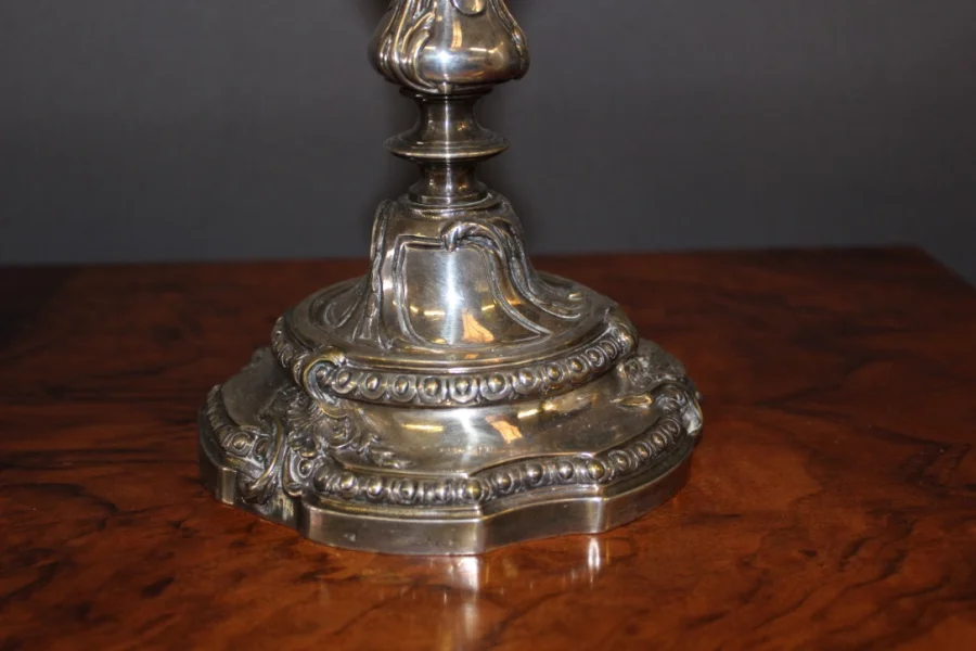 Paire de bougeoirs de style Louis XV en bronze argenté