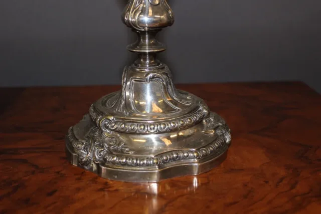 Paire de bougeoirs de style Louis XV en bronze argenté