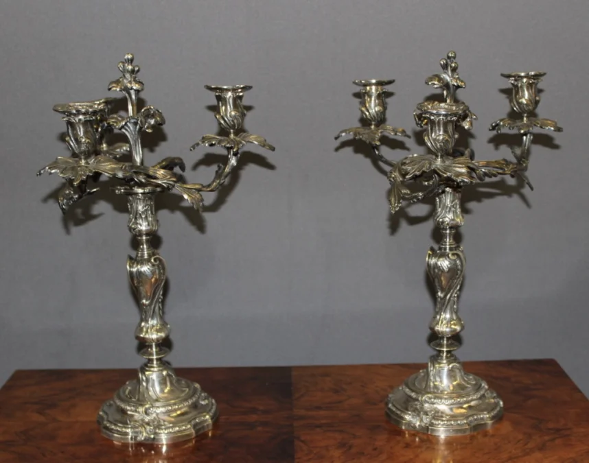 Paire de bougeoirs de style Louis XV en bronze argenté