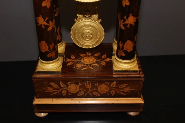 Pendule portique Charles X en marqueterie de fleurs