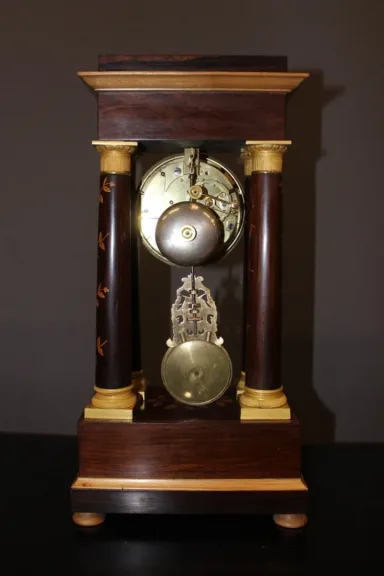 Pendule portique Charles X en marqueterie de fleurs