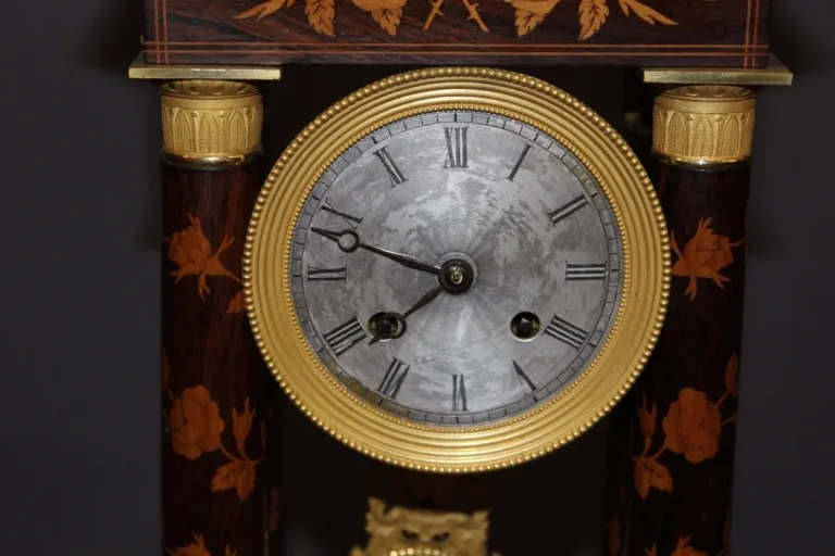 Pendule portique Charles X en marqueterie de fleurs