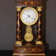 Pendule portique Charles X en marqueterie de fleurs