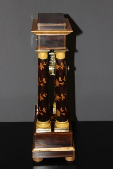 Pendule portique Charles X en marqueterie de fleurs