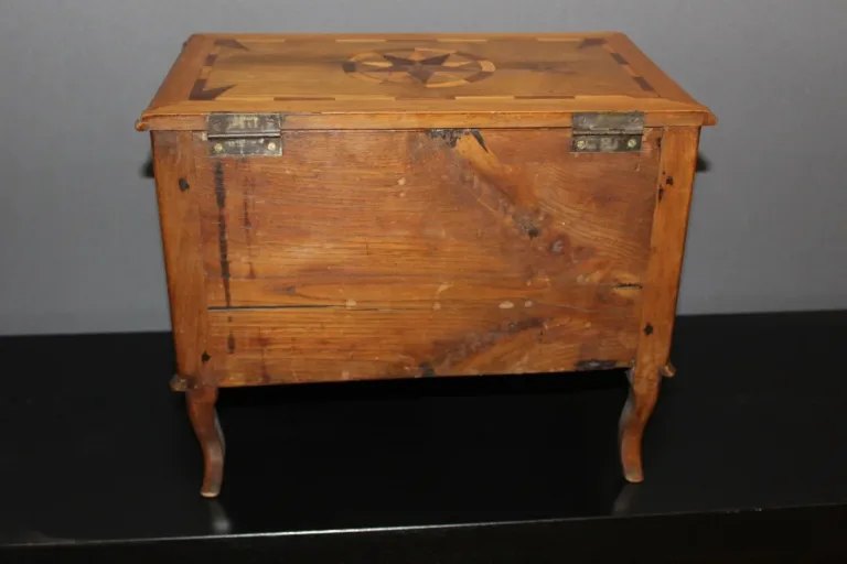 MINIATUUR 18e EEUWSE BORST VAN LADEN