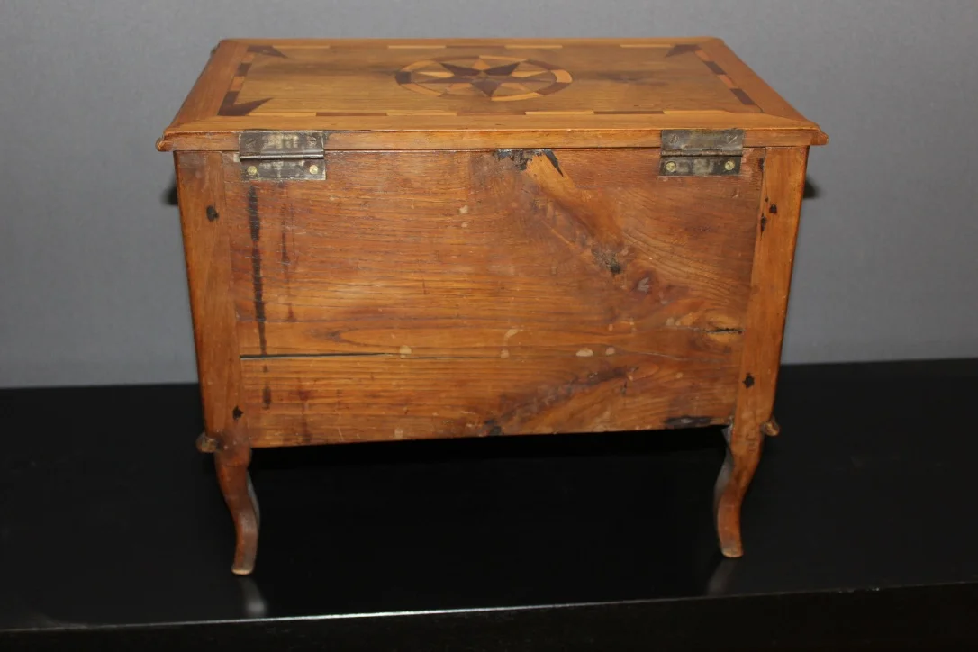 Commode de maitrise en marqueterie XVIII