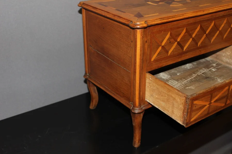 Commode de maitrise en marqueterie XVIII