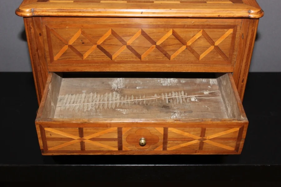 Commode de maitrise en marqueterie XVIII
