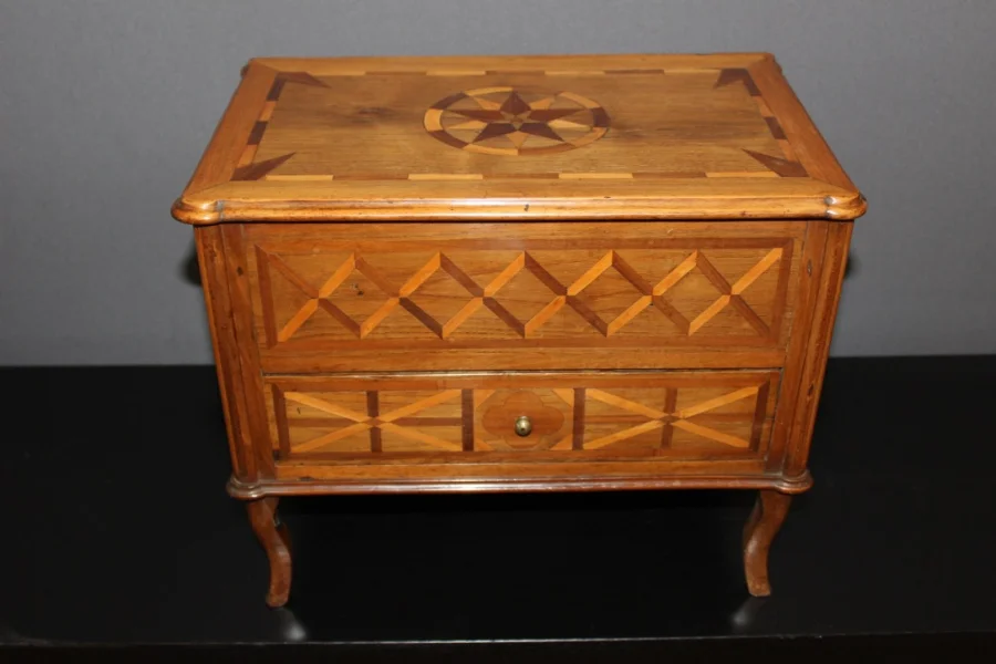 Commode de maitrise en marqueterie XVIII
