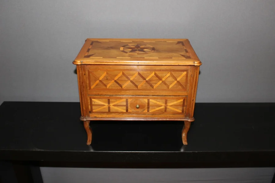 Commode de maitrise en marqueterie XVIII
