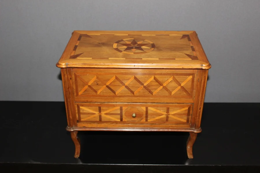 Commode de maitrise en marqueterie XVIII