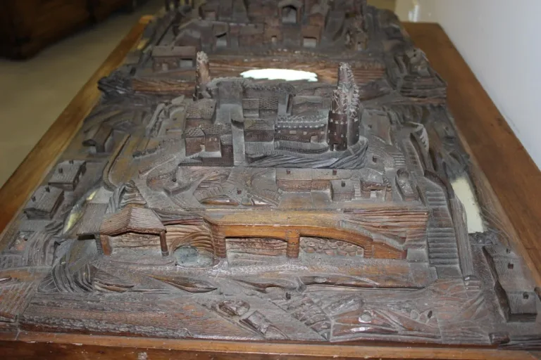 Maquette De Village En Noyer XIX