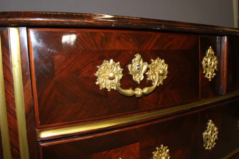 Commode d'époque Régence en marqueterie de palissandre